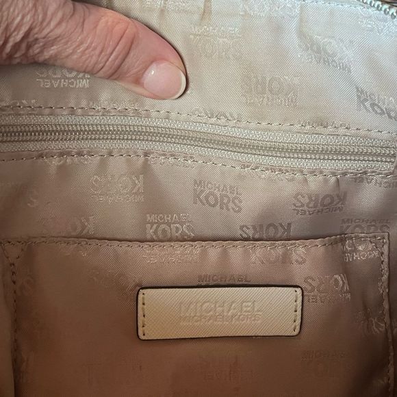 Michael Kors Large Satchel Style Bag in White Roomy with Handles Crossbody Strap - Picture 9 of 13